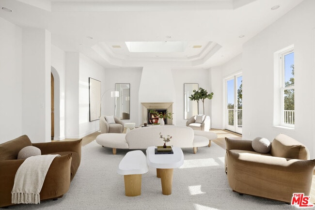 Building Photo - 1939 Stradella Rd