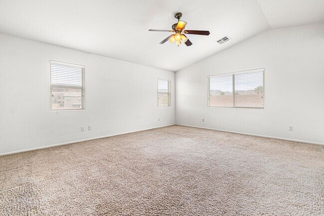 Building Photo - Immaculate 5 Bedroom, 3 bathroom home nest...