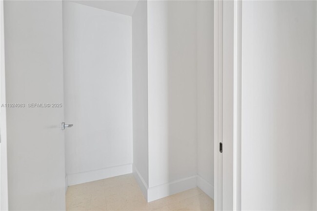 Building Photo - 700 NE 26th Terrace