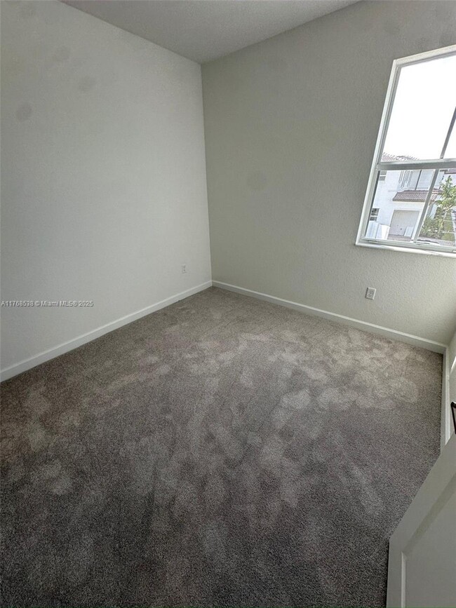 Building Photo - $2,450 2848 SE 26 Ter