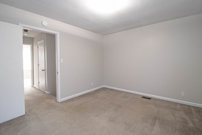 Building Photo - 814-B Golfview Pl