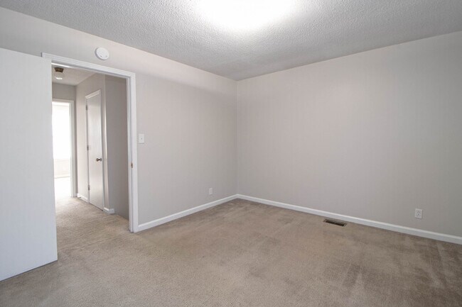 Building Photo - 814 Golf View Pl