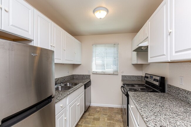 Building Photo - SPRING VALLEY HIDDEN GEM, LIGHT & BRIGHT T...