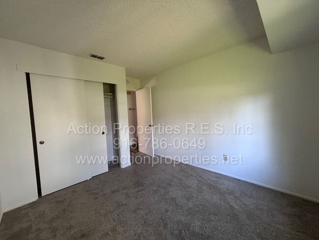 Building Photo - Charming 3 Bed, 2 Bath House - Close to Shopping, Schools, and Parks - New Paint - Updated Flooring!