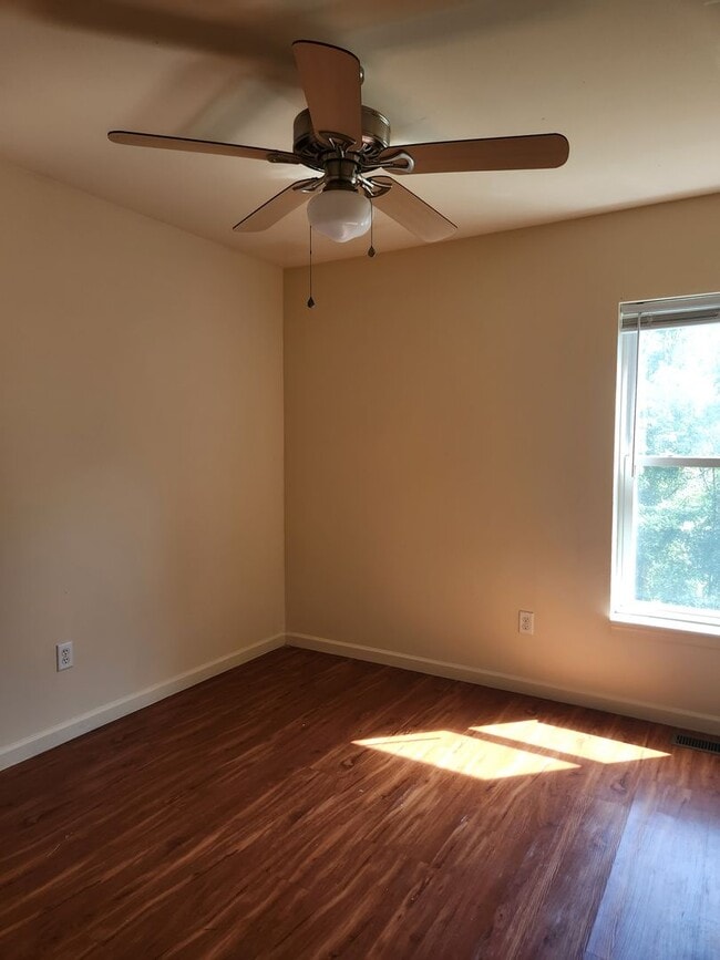 Building Photo - 3 Bedroom House In Alton