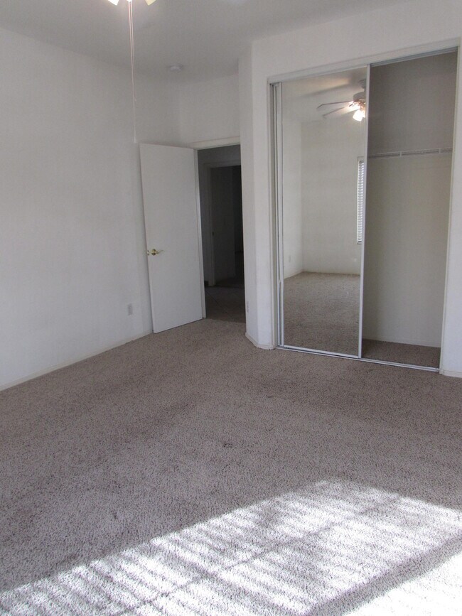 Building Photo - 1042 E Canyon Way