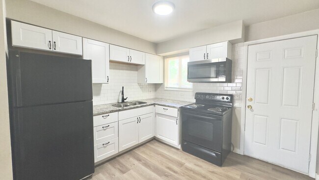 Building Photo - 2915 Straus Ln