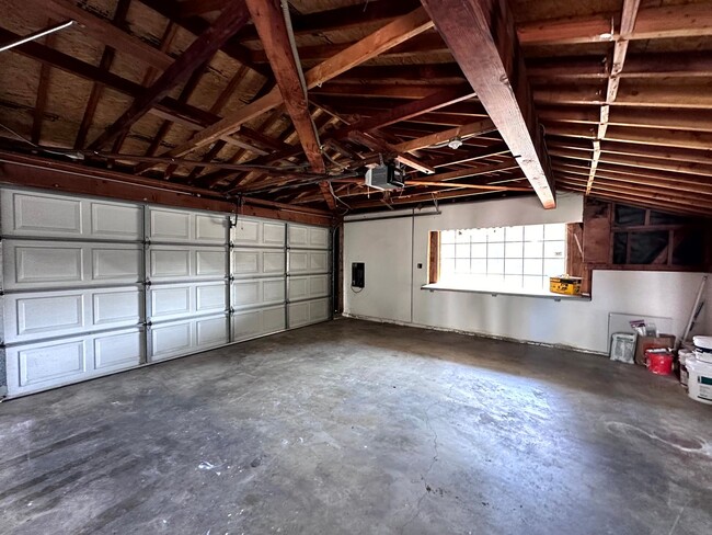 Building Photo - ***MOVE-IN SPECIAL 2 WEEKS FREE RENT***Fan...