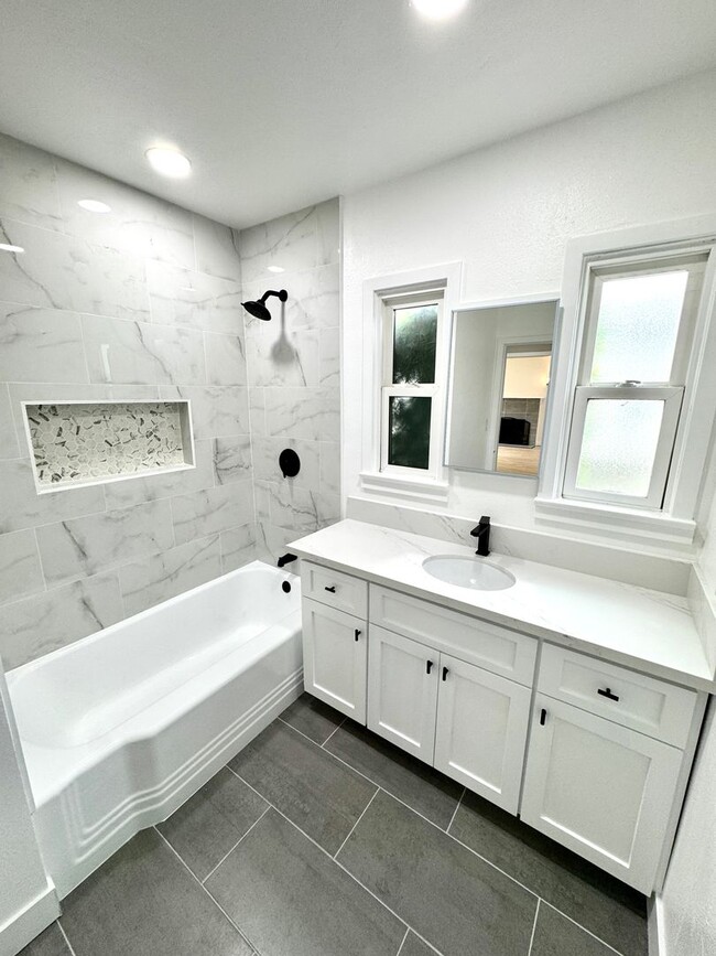 Building Photo - Charming 2 Bedroom Home Near Olivedale Par...