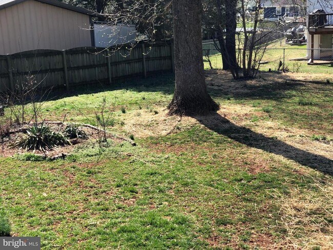 Building Photo - 104 Lark Ln