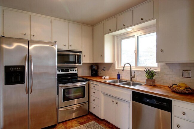 Building Photo - 2 Bed / 2 Bath Condo Uptown Santa Barbara - Hardwood floors + Private laundry!