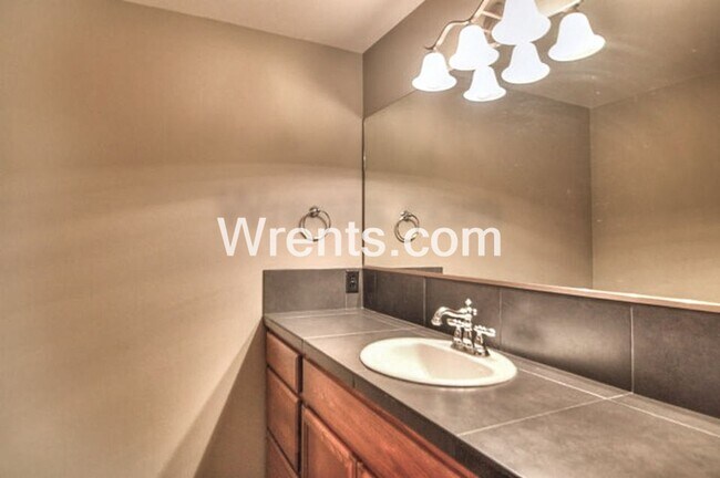 Building Photo - Beautiful Condo in the Heart of Downtown S...