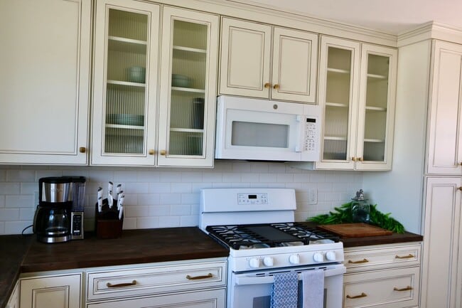 Building Photo - NEWLY Designed & Furnished Modern Farmhous...