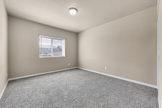 Building Photo - $2,940.95, $300.00 off the first month's rent, 6 Bedrooms, 3 Bathrooms, Single Family Home in Col...