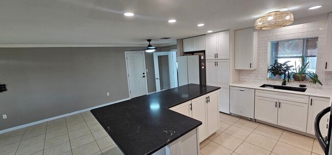 Building Photo - 370 Hunt Dr