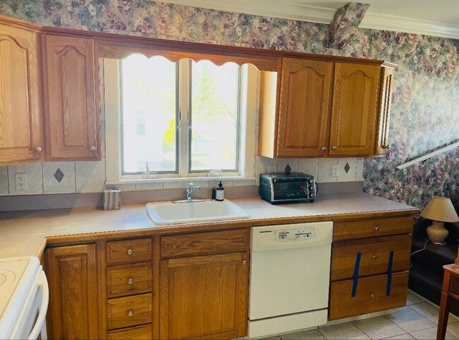 Building Photo - Single Family Home Available in Schenectady, NY!