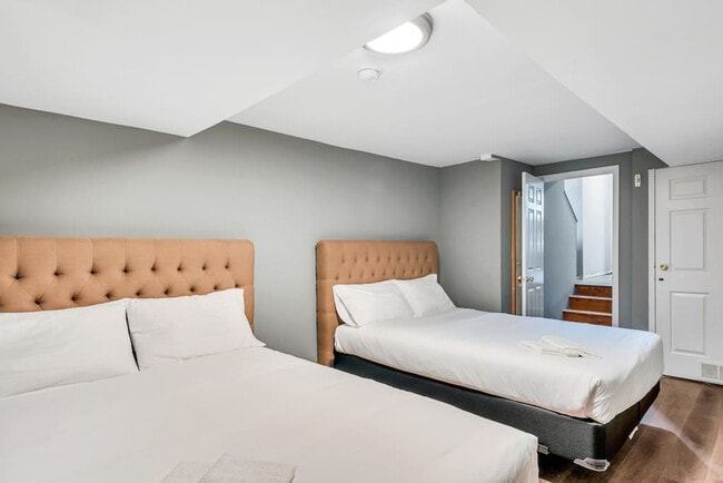 Building Photo - 713 Barton St