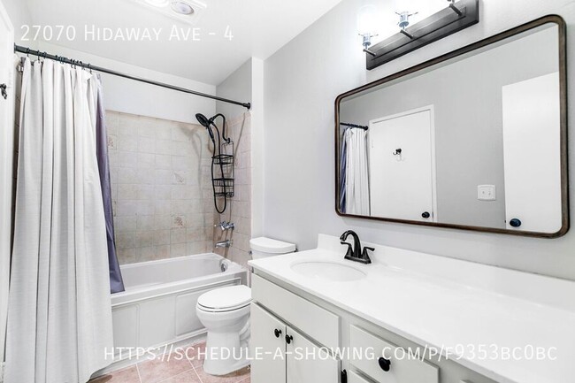 Building Photo - Beautiful 2 Bed + 1.5 Bath Townhome + Pati...