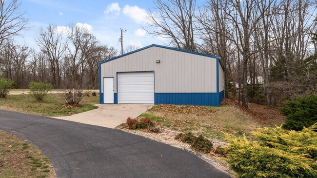 Building Photo - "Charming 2-Bed Home with Scenic Views and...