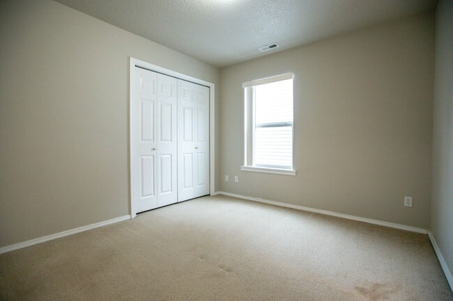 Building Photo - 3 Bedroom Town Home Close to Nike Available !