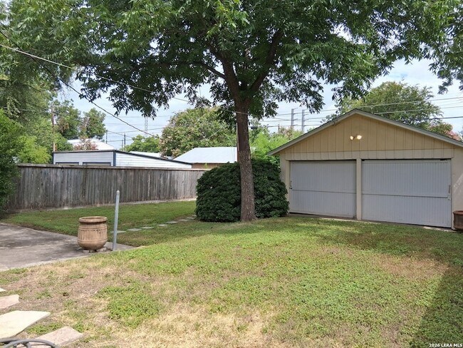 Building Photo - 315 W Ridgewood Ct