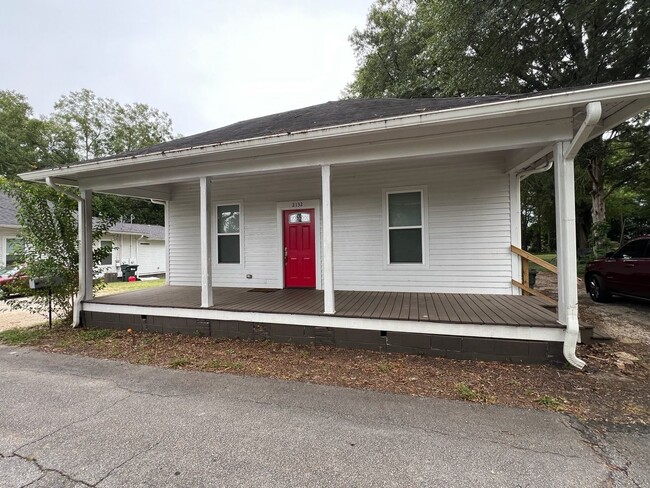 Building Photo - Charming 2 Bedroom Home