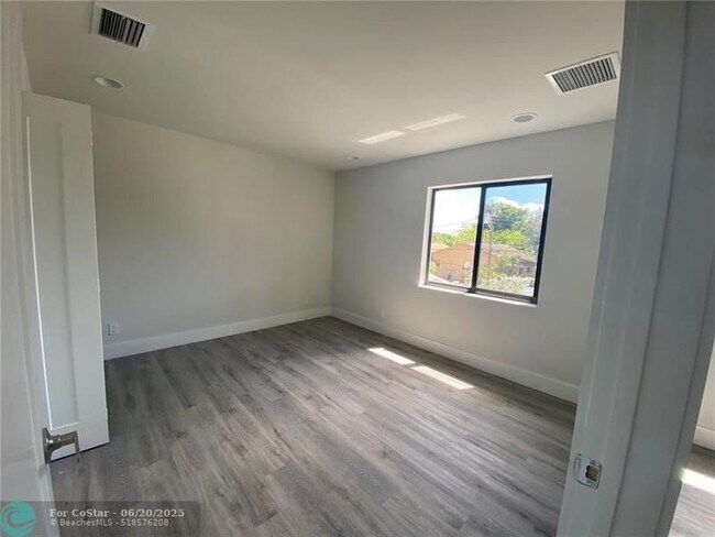 Building Photo - 5613-5615 Polk St