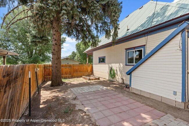 Building Photo - Charming Single Family Home in Rifle for Rent