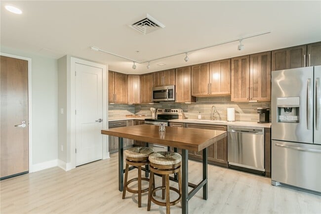 Building Photo - 205 Lakeshore Dr