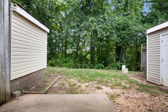 Building Photo - 3 bed/2 1/2 Bath. Pet Friendly. Easy acces...