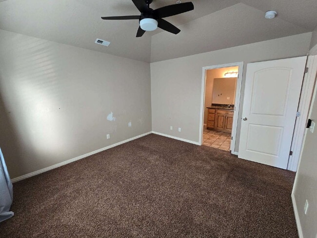 Building Photo - Centrally Located Condo with Garage!