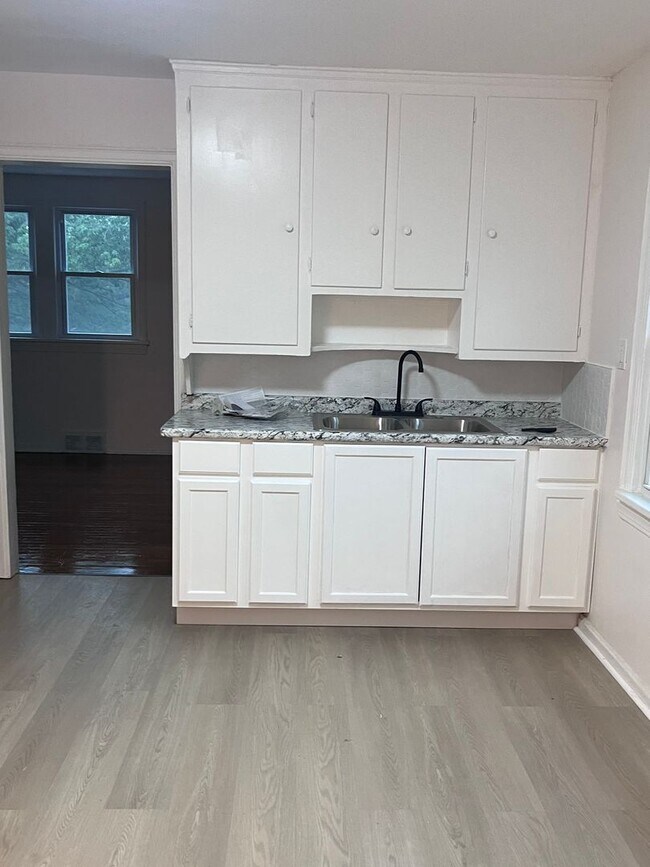 Building Photo - Charming 2-Bedroom Upper Unit – Spacious Living