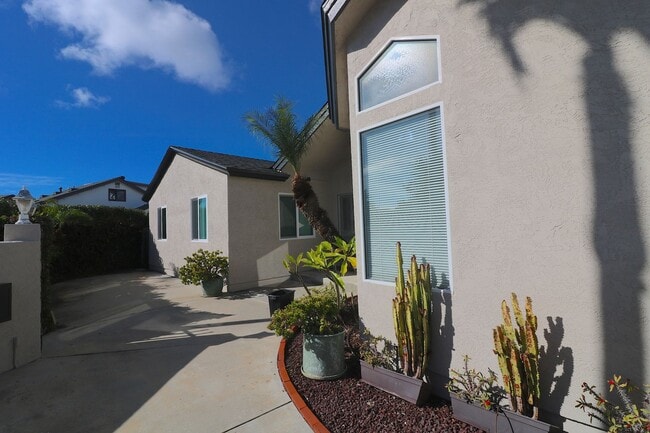 Building Photo - 3 bed/ 2 bath house in University city! Pool/ yard w 2 car garage! Remodeled kitchen and updated ...