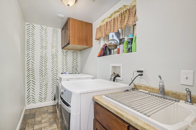 Building Photo - Beautiful home on large lot. Available 5/15