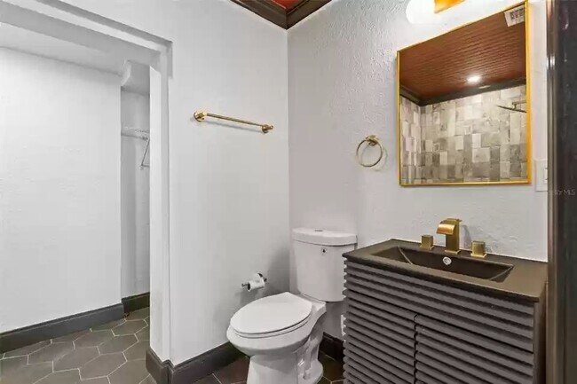 Master Bathroom - 9511 N Dartmouth Ave