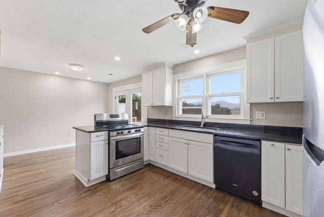 Building Photo - $1,900 - 3 Bedroom 3 Bathroom Unfurnished Home Just Outside Franklin