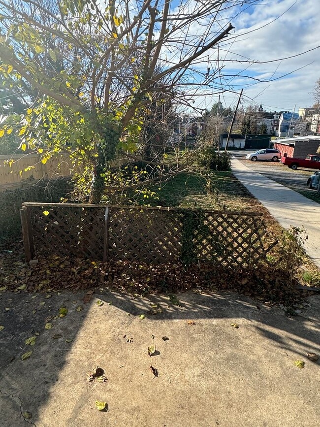 Building Photo - 3 bedroom, 1 bath, 3 story half double house