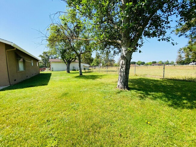 Building Photo - Country Home on a Private Road.