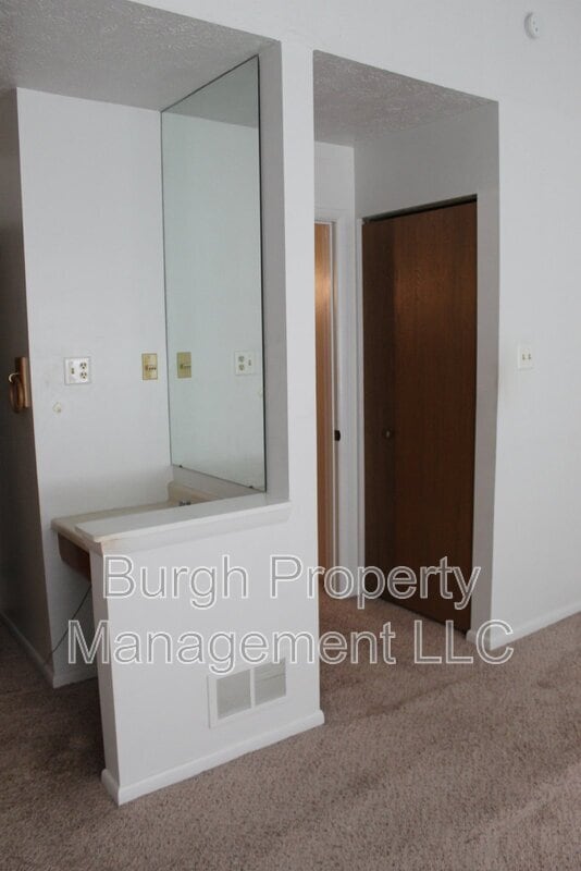 Building Photo - 501 Tyler Dr