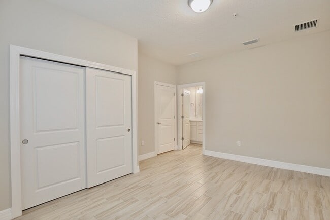 Building Photo - Luxurious 3/3.5 Spacious Townhome with a B...