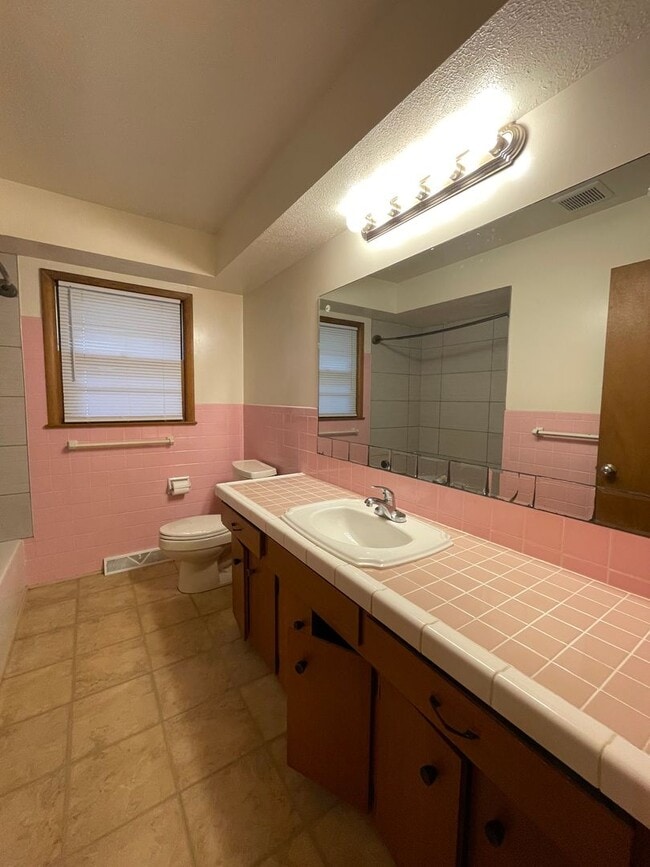 Building Photo - Charming home in a beautiful neighborhood