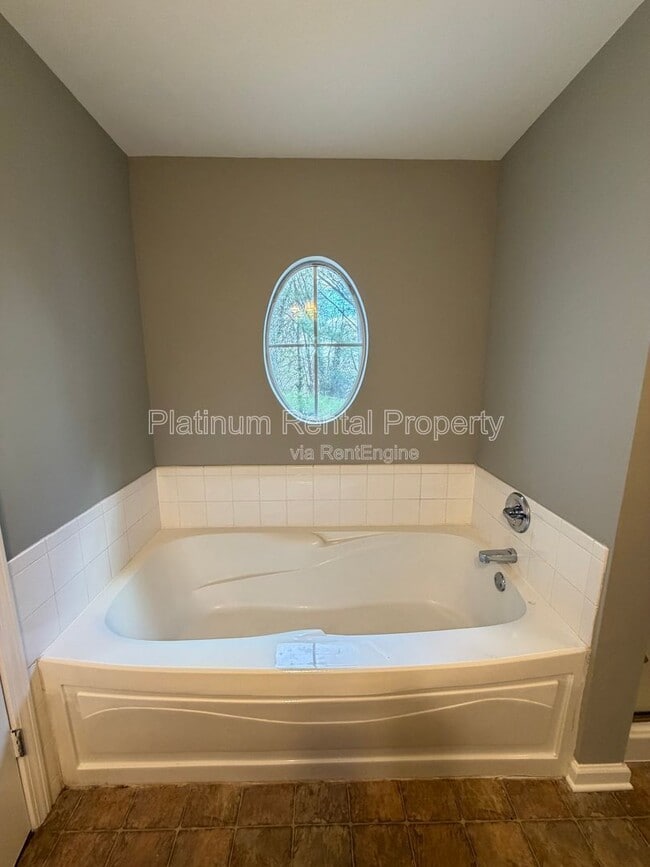 Building Photo - 250 Amal Dr SW