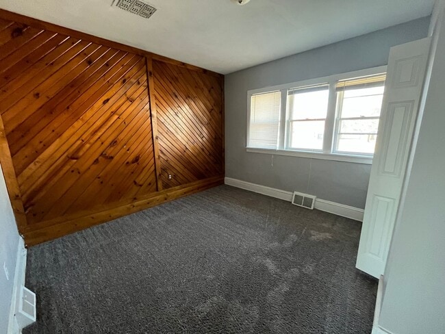 Building Photo - 3 bedroom remodeled home in Davenport near...