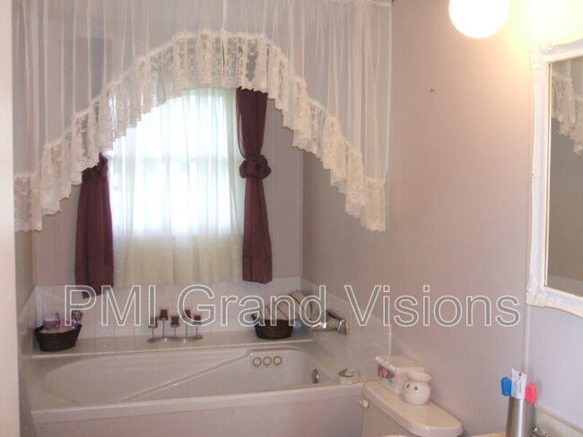 Building Photo - 3519 Welles St