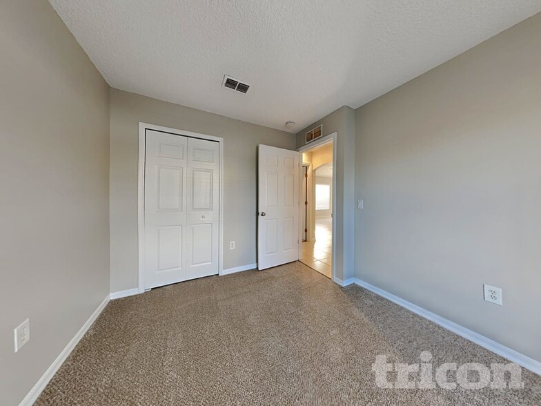 Building Photo - 1194 Algoma St