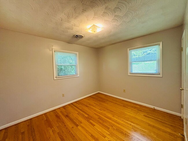 Building Photo - 1105 Robin Rd