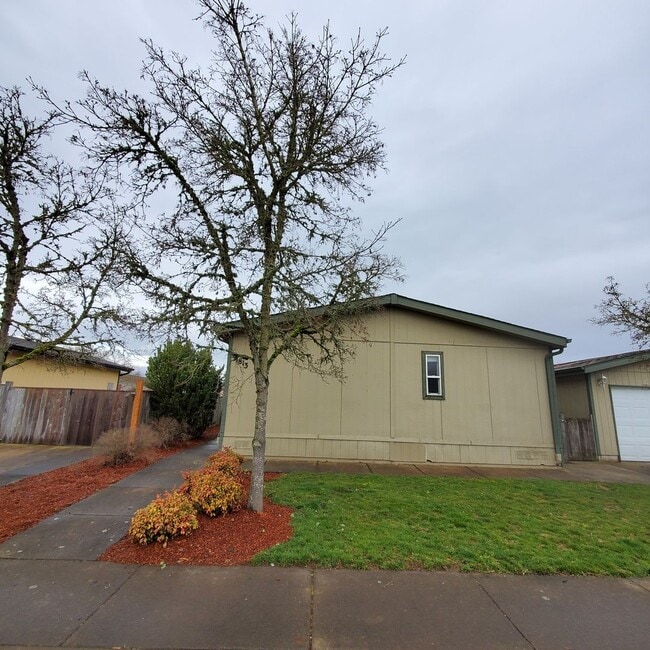 Building Photo - Pet Friendly 4 bedroom 2 bath home w/ 2 car garage