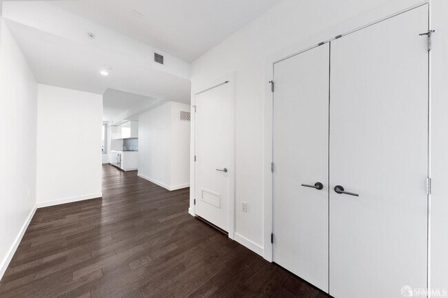 Building Photo - 1000 3rd St