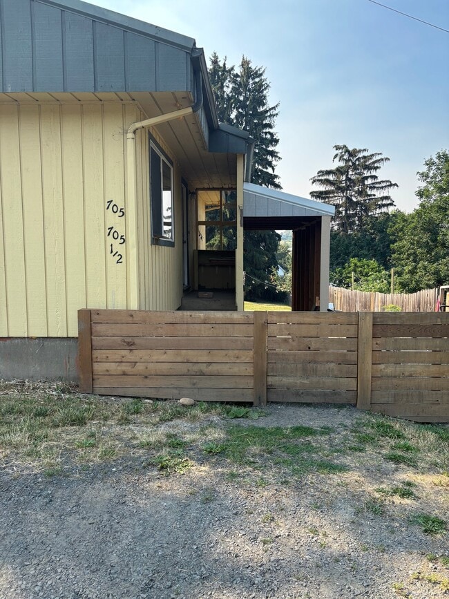 Building Photo - 705 Hidden Ln