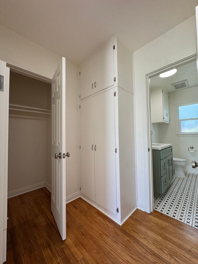 Building Photo - Modern 2-Bedroom Apartment in Prime West LA Location